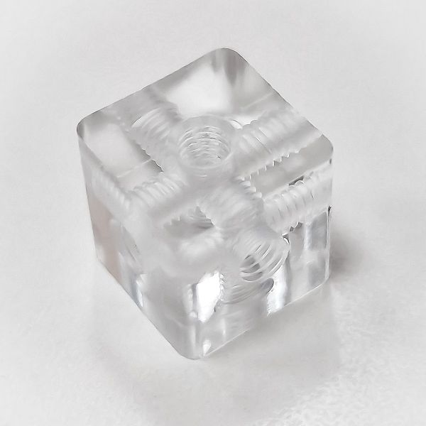 Cubos transparentes roscados