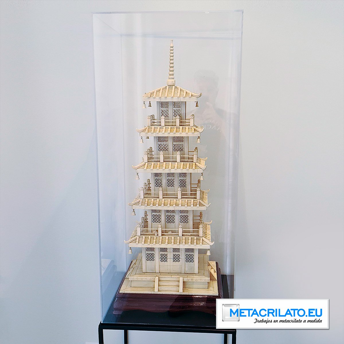 Vitrina metacrilato antigüedad pagoda hueso china
